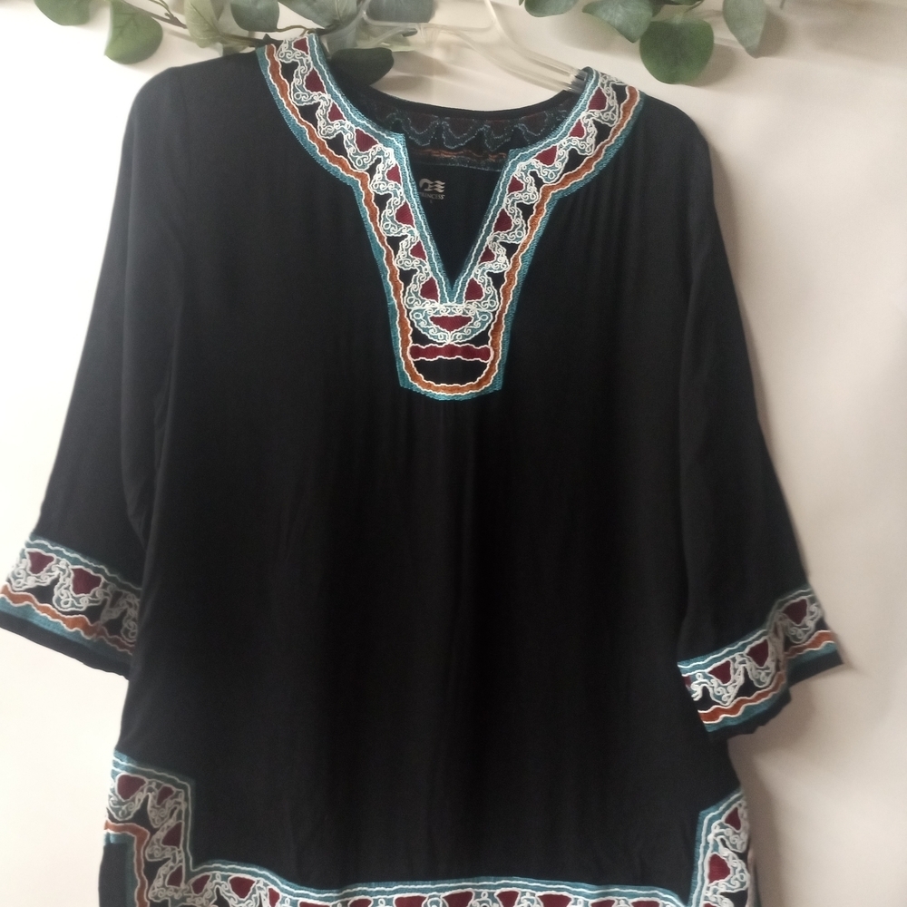 Chic Black Embroidered Tunic Top - Picture 2 of 13